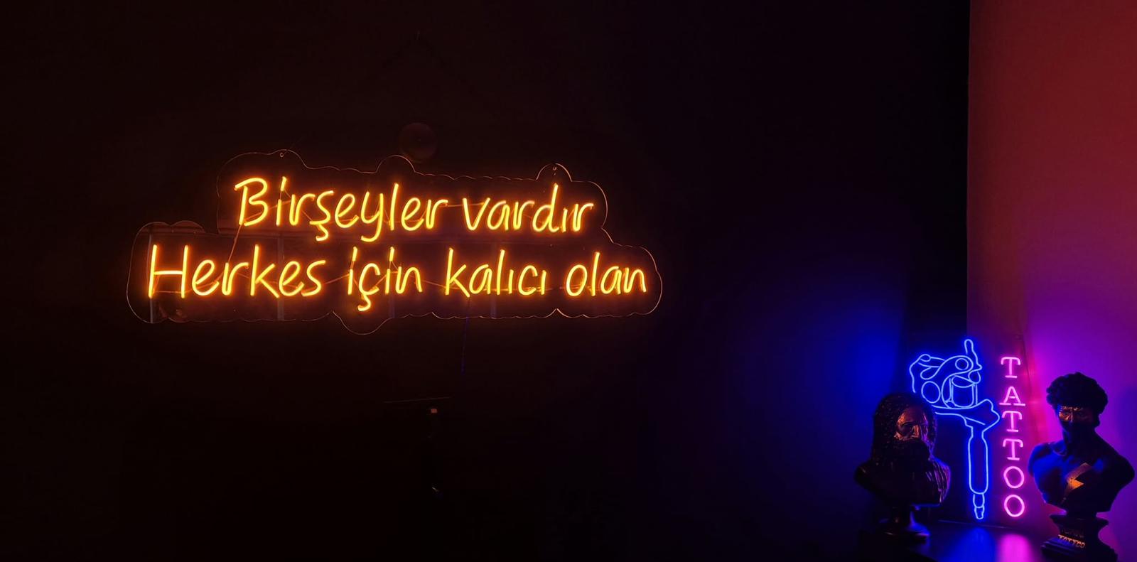 Stüdyodaki turuncu neon slogan tabelası
